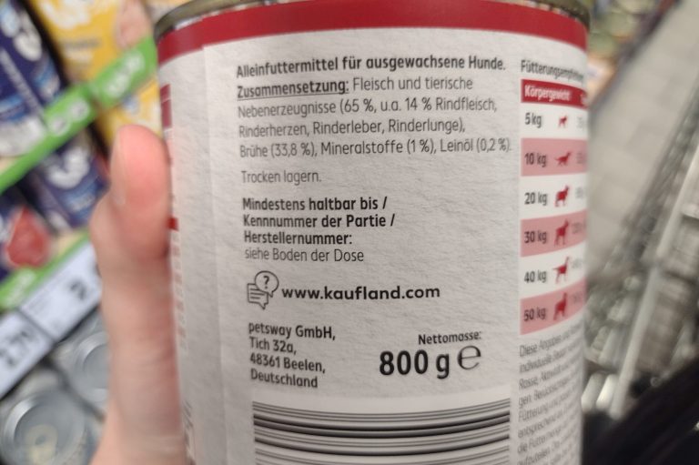 Offene Deklaration bei ANIfit Hundefutter Inhalt und Nährwerte eines Lebensmittelprodukts auf der Verpackung abgebildet.