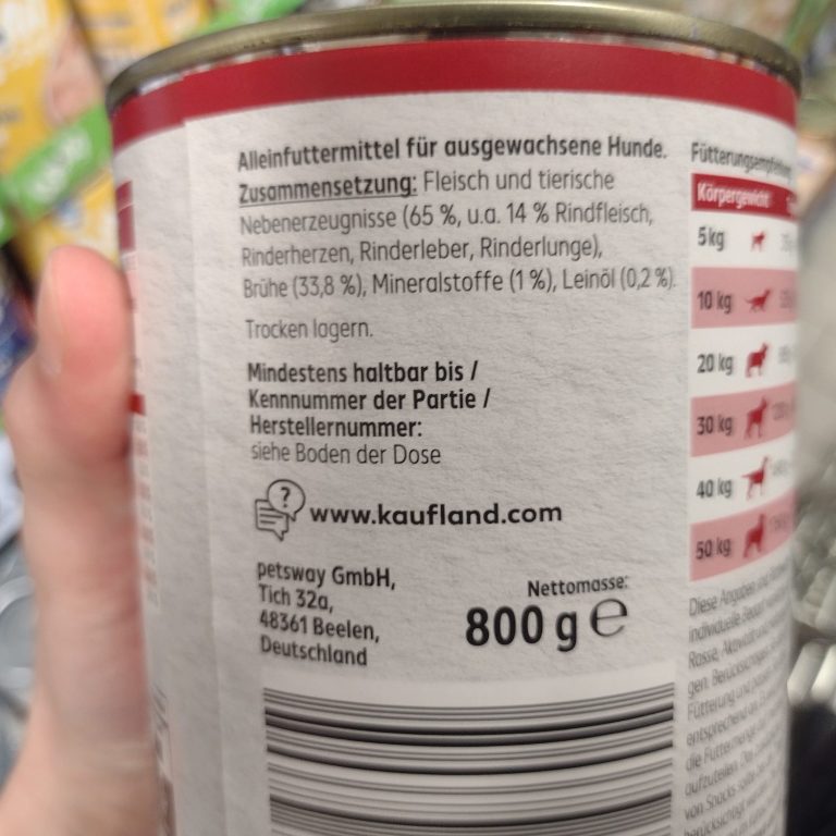 Was steht auf der Hundefutterdose und worauf muss ich achten? Dose mit Zutatenliste und Nährwertangaben für eine Konserve.