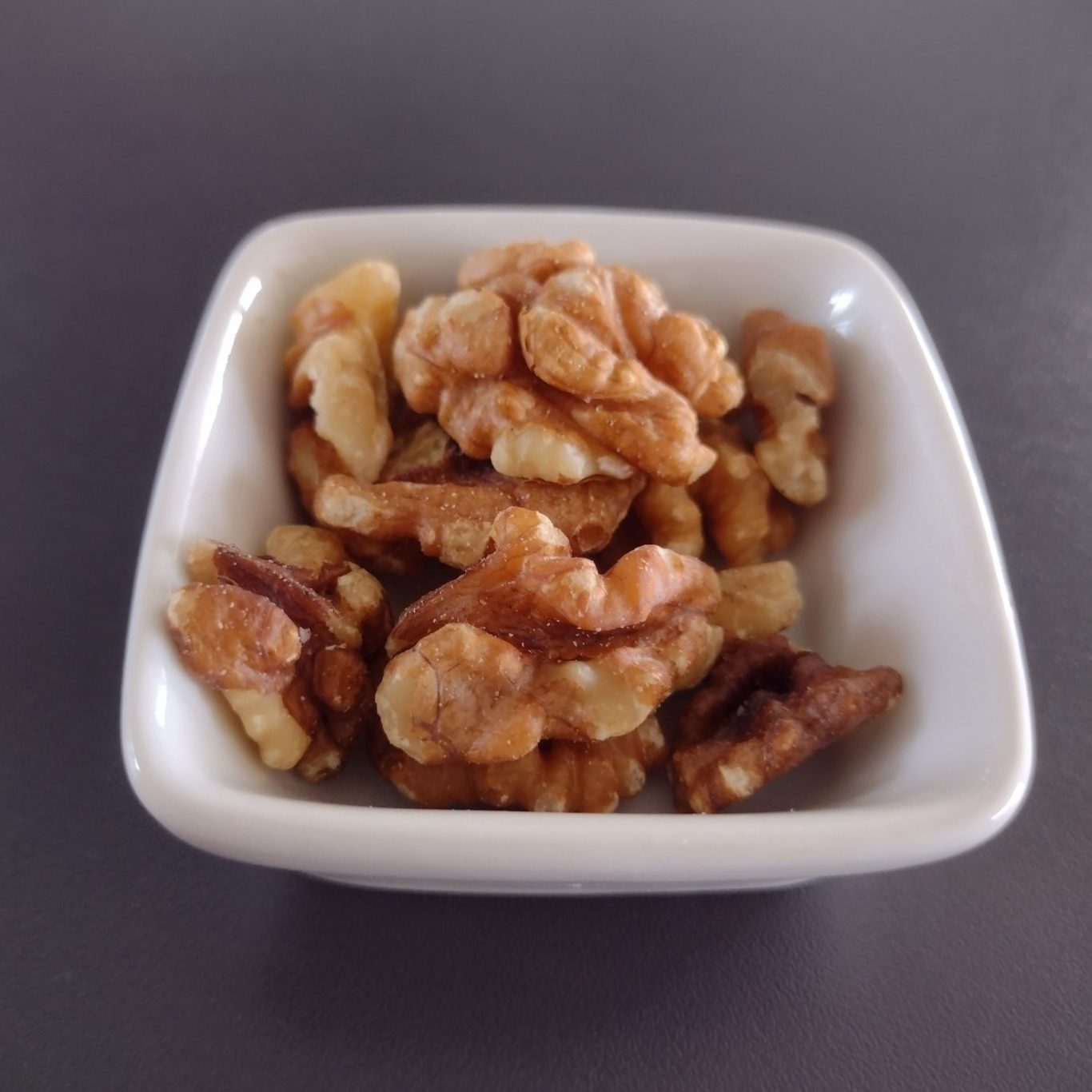 Eine Schüssel mit einer Mischung aus Walnüssen.