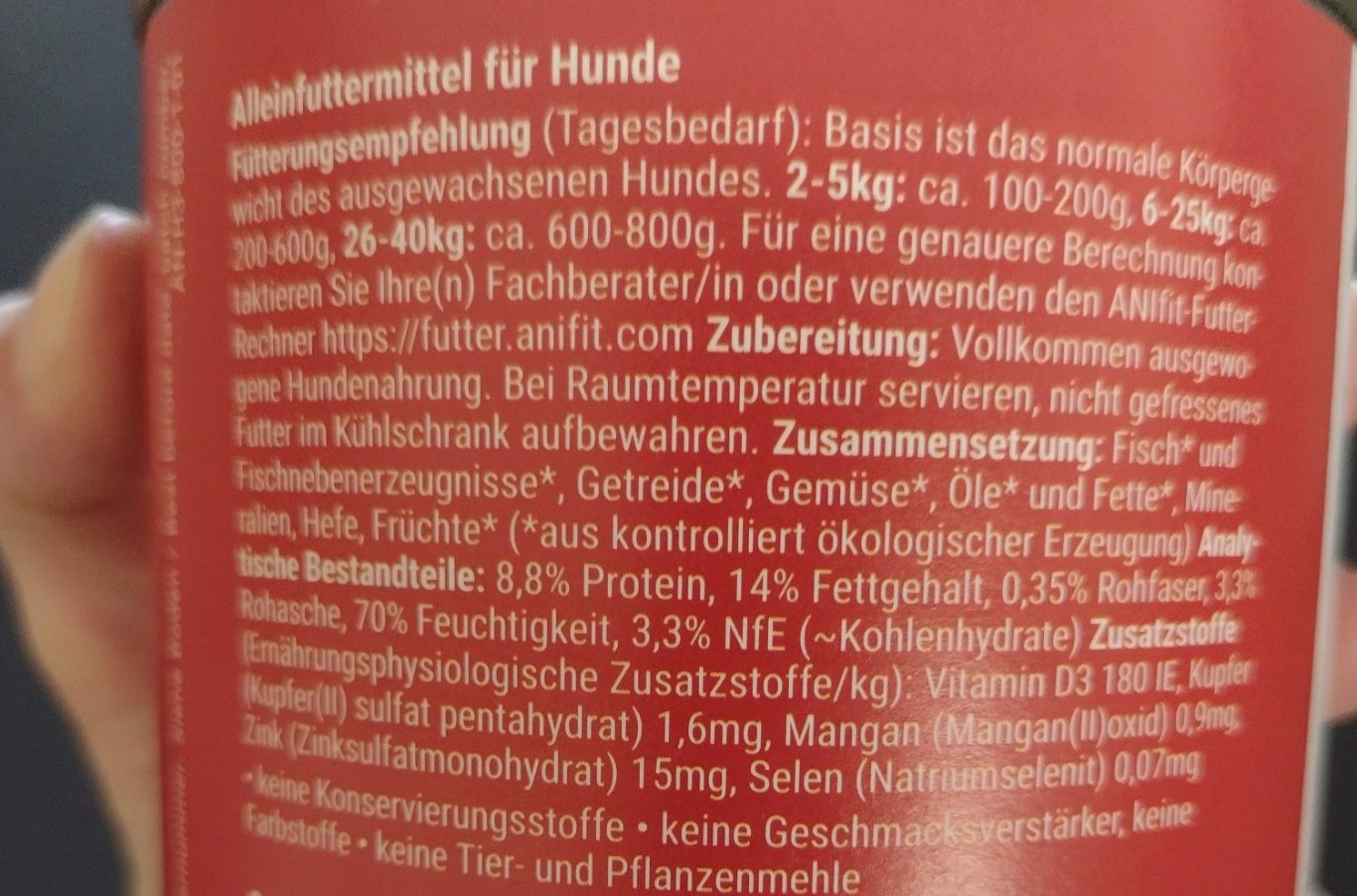 Analytische Bestandteile einer ANIfit NAssfutter-Dose Text auf einem Hundefutterbeutel mit Inhaltsstoffen und Fütterungshinweisen.