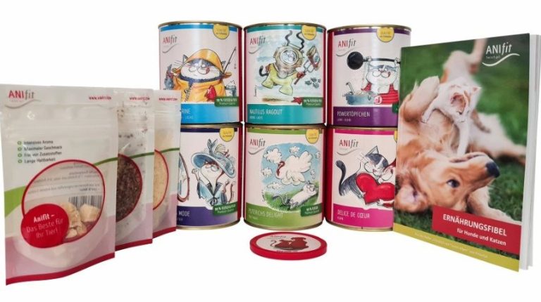 Großes ANIfit-Schnupperpaket für Katzen ANIfit-Futterdosen und Snacks für Katzen, umgeben von einem Katalog.