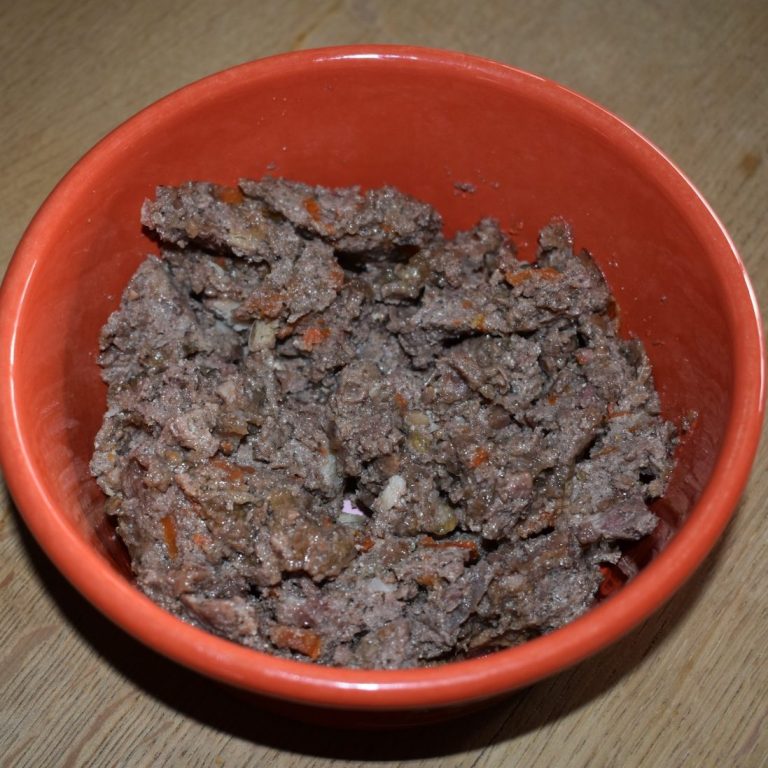 Schüssel mit zerkleinertem, braunem Fleisch.