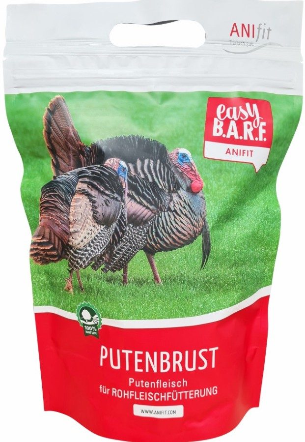 Verpackung von Putenbrust in einem Beutel mit zwei Truthähnen im Hintergrund.