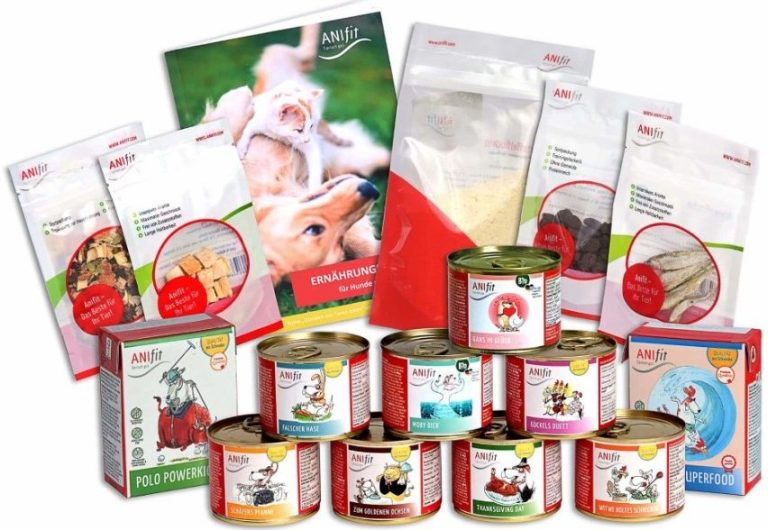 ANIfit Alle-Sorten-Schnupperpaket für Hunde Verschiedene Tierfutterprodukte in Dosen und Tüten, umgeben von einem Faltblatt.