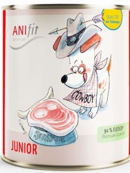 ANIfit Premium Nassfutter für Hunde, Sorte Junior Hund mit Cowboy-Hut präsentiert eine Dose Junior-Hundefutter mit Fleisch.
