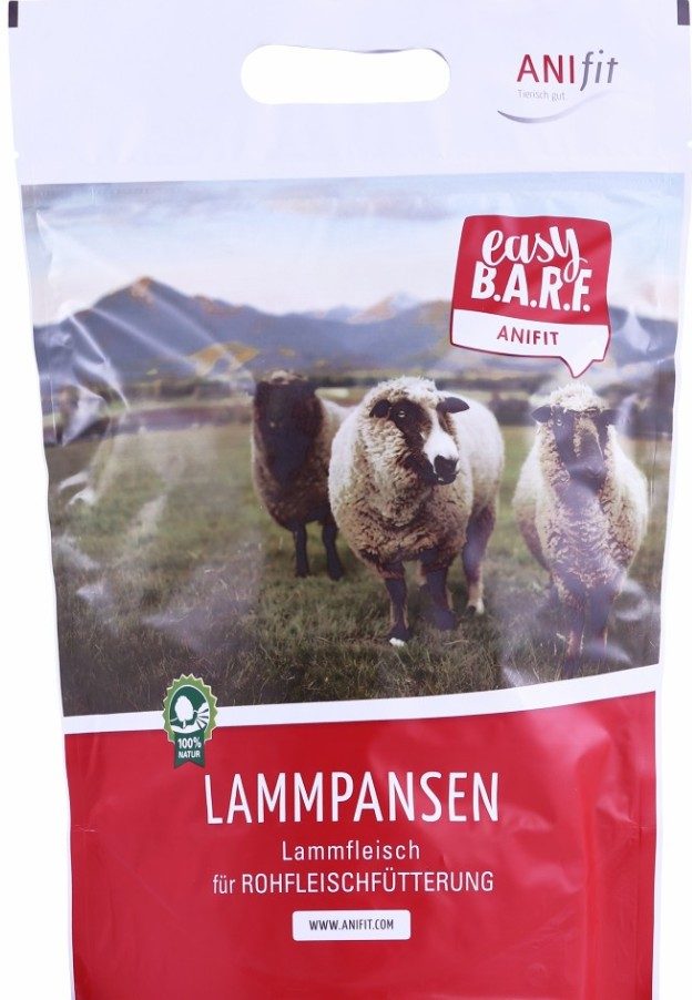 Verpackung für Lammfleischsnacks mit Schafen und Berglandschaft im Hintergrund.