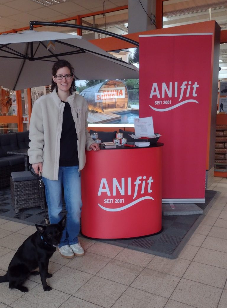 Yvis Futterberatung | ANIfit Berater im Zollernalbkreis Frau mit schwarzem Hund