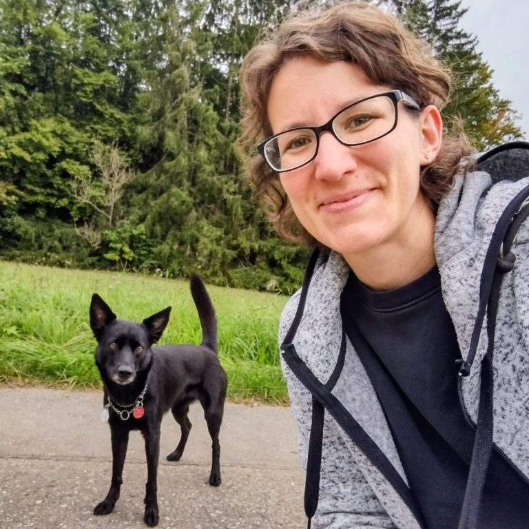 Yvis Futterberatung | ANIfit Berater im Zollernalbkreis Frau mit schwarzem Hund