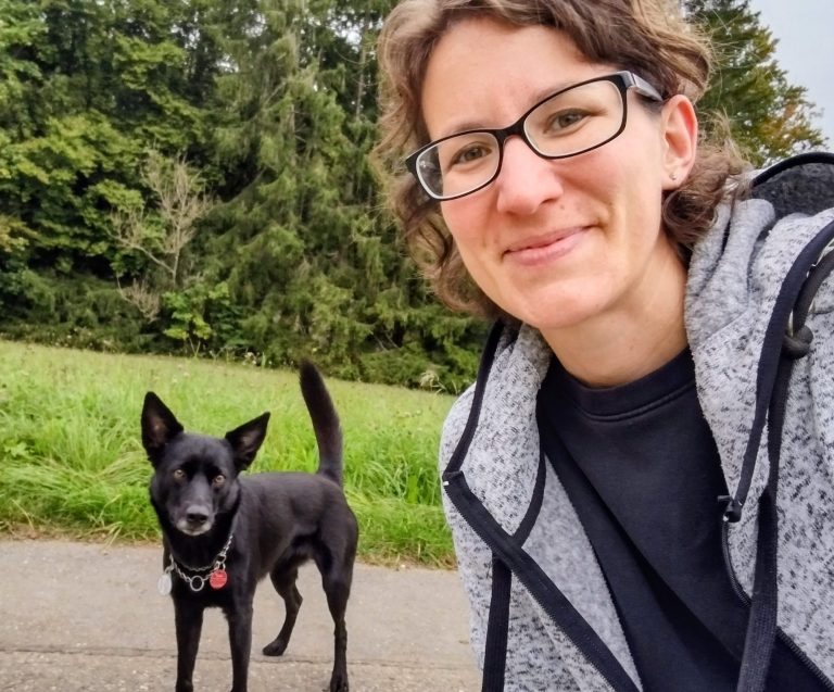 Yvi Schuler Futterberatung aus dem Zollernalbkreis Hund im Hintergrund, Frau im Vordergrund