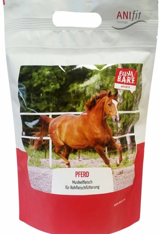 ANIfit Easy BARF Pferd in roter und grauer Verpackung mit abgebildetem Pferd im Hintergrund.