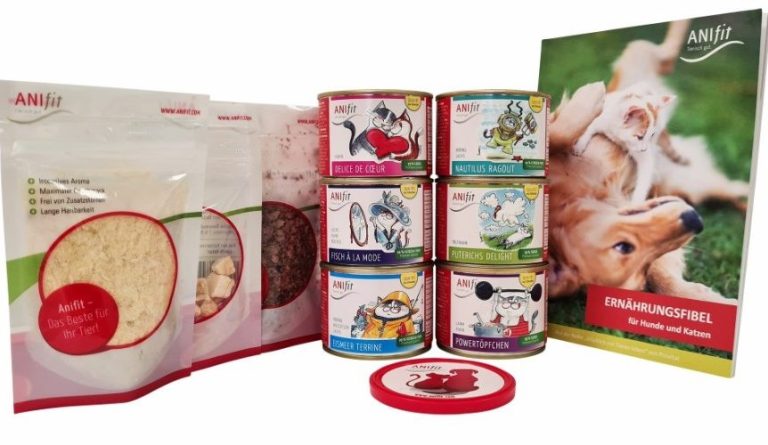 Kleines ANIfit-Schnupperpaket für Katzen Verschiedene ANIfit-Produkte für Katzen und ein Produktkatalog auf einem weißen Hintergrund.