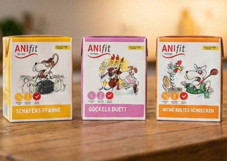 11 Sorten des Premium Nassfutter von ANIfit Ein Hund sitzt neben Stapeln von verschiedenen Dosen Hundefutter.